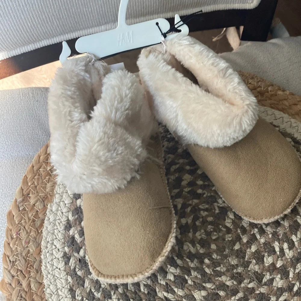 Toddler moccasins slippers boots.NWT SIZE 6
